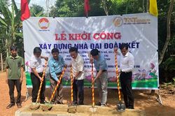 Góp sức xây nhà Đại đoàn kết cho hộ nghèo