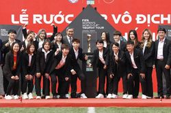 HLV Troussier cùng Mai Đức Chung dự buổi rước Cúp vàng World Cup