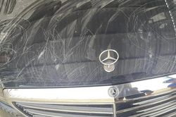 Mercedes-Benz tiền tỷ bị trẻ nhỏ 'vẽ bùa', phí sơn xe tới 40 triệu đồng