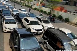 Ô tô xếp hàng dài trăm mét mòn mỏi chờ đợi đăng kiểm tại Hà Nội