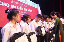 Trao 400 suất học bổng giúp học sinh nghèo vượt khó