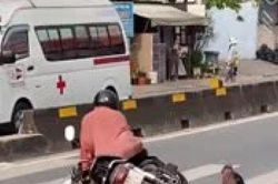 Clip: Say sưa nhún nhảy giữa đường bị xe máy tông, người đàn ông bị xử lý thế nào?