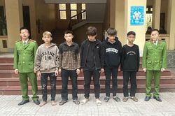 Bắt nhóm thanh niên ném đá vỡ kính xe khách