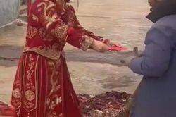 Hành động đẹp của cô dâu với bác quét rác sau đám cưới gây sốt mạng