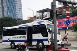 Mất lái, xe 24 chỗ tông thẳng dải phân cách cầu vượt Lê Văn Lương