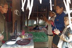 Dân làng góp gạo, rượu làm đám tang cho nam thanh niên xấu số