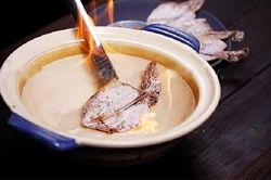 Bà vừa bế cháu vừa nướng mực khiến trẻ 6 tháng tuổi gặp nạn