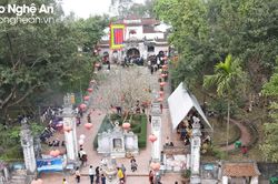 Hàng nghìn người nô nức trẩy hội Đền Cuông