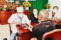 Khám bệnh miễn phí và tặng quà cho người dân đảo Bích Đầm
