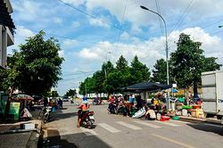 Buôn bán chiếm lòng đường