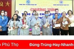 Trao quà cho người bệnh nhân ngày Quốc tế phụ nữ