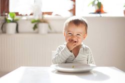 Dấu hiệu trẻ tự kỷ dưới 12 tháng cha mẹ cần biết