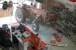 Máy kéo tự lăn bánh, tông sập cửa tiệm ở Ấn Độ