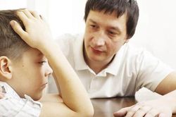 Kiểm tra cặp sách của con trai, vợ chồng tôi choáng váng và hối hận vì bỏ bê con cả năm qua