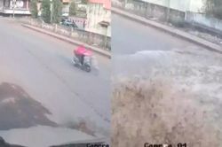 Đường ống nước ngầm bị vỡ, xé toạc con đường