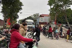 'Nguy hiểm cận kề' việc xe tải chạy vào giờ cấm đường ở xã Văn Bình