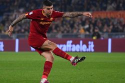 Mancini lập siêu phẩm, Roma ngắt mạch bất bại của Juventus