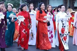 Chào tuần mới: Giữ mãi sự 'duyên dáng áo dài'