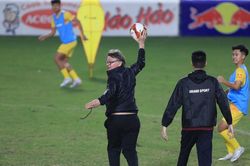 Những ngày đầu của HLV Troussier có gì khác ông Park?