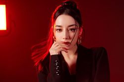 Vừa tái xuất, Địch Lệ Nhiệt Ba đã lên hotsearch với loạt sự cố đáng yêu