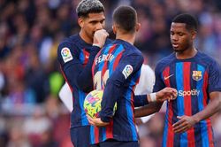 Cầu thủ Barca tranh nhau đá phạt đền trước Valencia và cái kết 'đắng'