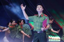 Ra mắt vở nhạc kịch 'Vinh quang trên vai những người anh hùng'