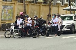 Tái diễn tình trạng học sinh đi xe máy đến trường