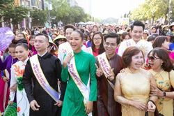 Gần 3.000 người cùng hoa hậu H'Hen Niê diễu hành tôn vinh áo dài