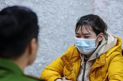 Khởi tố 2 bảo mẫu đánh đập trẻ 17 tháng tuổi đến tử vong: 'Ác quỷ' đội lốt mẹ hiền