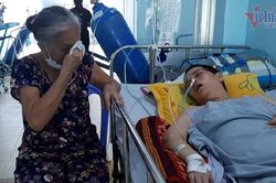 Mẹ già 70 tuổi vẫn phụ hồ, khóc ngất vì không có tiền cứu con gái