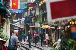 Hà Nội: Càng xử lý, phố cafe đường tàu càng đông