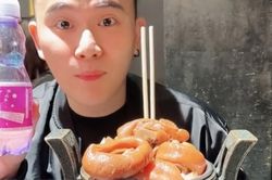 Thưởng thức món ngon tại Đài Loan, chàng trai 'cười ra nước mắt' vì trang trí chẳng khác gì đồ cúng
