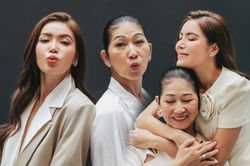 Siêu mẫu Minh Tú nhí nha nhí nhố, khoe nét tinh nghịch chụp hình cùng mẹ nhân dịp ngày 8/3