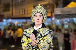 Dòng người xếp hàng dài hàng cây số chờ vào viếng cố NSƯT Vũ Linh, YouTuber bị nhắc nhở vì chen chút