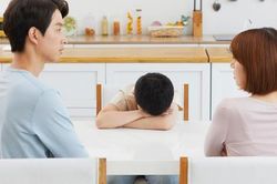 Được bố 'dọn đường trải thảm' nhưng con tôi lại chọn nghề cắt tóc