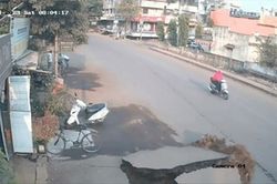 Khoảnh khắc mặt đường nhựa bất ngờ nổ tung như núi lửa phun trào