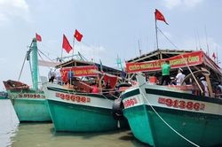 Hàng ngàn du khách tham dự Lễ hội Nghinh Ông ở Cà Mau