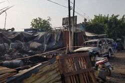 Cháy lớn bãi chứa phế liệu ven TPHCM, ô tô đậu phía trước bị thiêu rụi