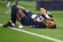 Chấn thương nặng, Neymar báo tin dữ cho PSG