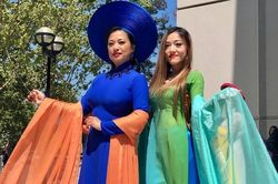 Phụ nữ Việt Nam duyên dáng, thướt tha trong tà áo dài