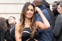 Vợ Messi diện trang phục cắt xẻ táo bạo, khoe thân hình quyến rũ tại tuần lễ thời trang Paris