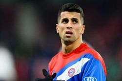 Cancelo 'bật khóc' trên sân tập Bayern vì lặp lại chuyện cũ ở Man City