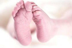 Nhờ bạn trai trông cháu, cô gái hối hận cả đời