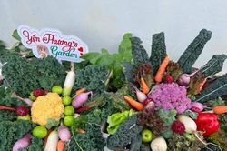 Mẹ đảm chỉ cách làm bó hoa ngày 8/3 bằng rau củ độc lạ
