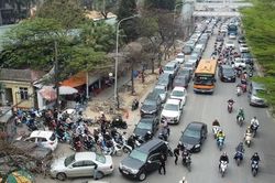2/3 trung tâm đăng kiểm bị đóng cửa: Dân sẽ tiếp tục thức trắng đêm xếp hàng chờ kiểm định
