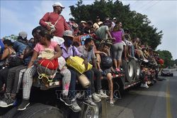 Xe đầu kéo chở trên 300 người di cư bất hợp pháp bị bỏ lại trên cao tốc ở Mexico