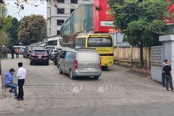 Nhiều xe ô tô từ Hà Nội dồn về các trung tâm đăng kiểm Vĩnh Phúc gây quá tải