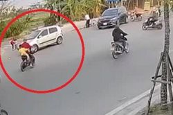 Clip: Chở trẻ con vẫn tạt đầu ô tô, lái xe máy cùng cháu bé gặp tai họa