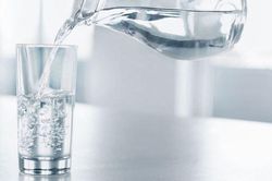 Những lợi ích của việc uống nước khi bụng đói
