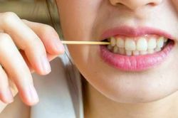 Dùng tăm xỉa răng sau khi ăn tưởng tốt hóa ra lại 'mang họa vào thân' và đây là lý do